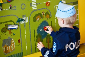 Poliisimuseossa saa leikkiä.