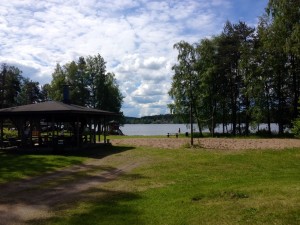 Heinäsaaren uimaranta, josta löytyy myös leikkipaikka ja grillikatos.