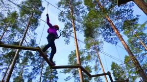 Vierumäen Flowparkissa kiipeillään seikkailuradalla. Kuva: Sini Pääkkönen