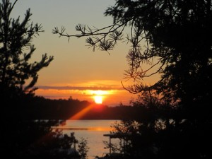 Auringonlasku Rauman Poroholmassa. Kuva: KivaaTekemistä.fi