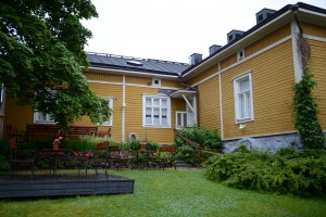 VB-valokuvakeskuksen viihtyisä piha.