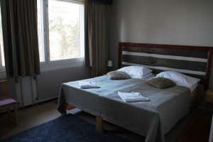 Jeriksellä voit majoittua tasokkaisiin 1-2 hengen huoneisiin sekä Jeriskylän tai Jerisrannan loma-asuntoihin. Kuva: KivaaTekemistä.fi
