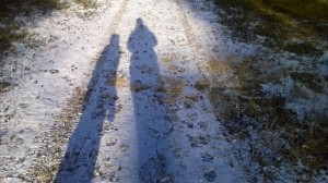 Aikuisen antama aika ja huomio on parasta lapselle. Kuva: KivaaTekemistä.fi 