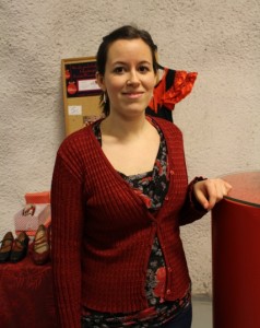 Alkeiskurssilla mukana ollut Elisa kiinnostui flamencosta musiikin ja espanjalaisten sukujuurtensa myötä. Elisan mielestä flamencossa tärkeintä on ennen kaikkea hauskanpito. Hän osallistui viime syksynä flamencon minialkeiskurssille ja sai siitä kipinän jatkaa harrastusta. Kuva: KivaaTekemistä.fi