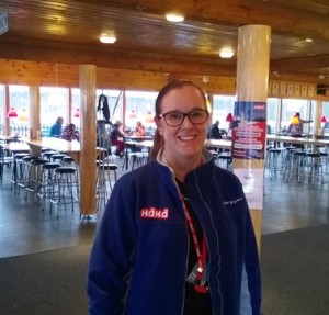 Häkärinteiden hiihdonopettaja Susanna antoi hyviä vinkkejä rinteeseen. Kuva: KivaaTekemistä.fi