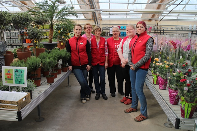 Kukkatalon iloisia työntekijöitä: Camilla (vas.), Sirpa, Satu, Marja, Pauliina ja Majka. Kuva: KivaaTekemistä.fi