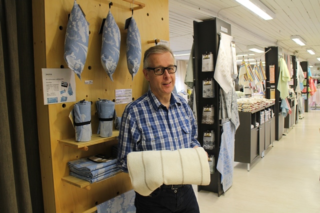 ”Tämä on se juttu.” Timo esittelee pellavafroteepyyhettä. Pellavapyyhe kestää, se on imukykyinen, eikä ala haista kosteana tunkkaiselta käytön jälkeen. Pellavapyyhe pestään väljässä vedessä. Kuva: KivaaTekemistä.fi