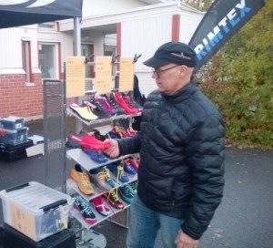 Suunnistus- ja juoksutapahtumissa kiertävä Pekka Väisänen Keski-Uusimaa-rasteilla 15.10. Järvenpäässä. Kuva: KivaaTekemistä.fi