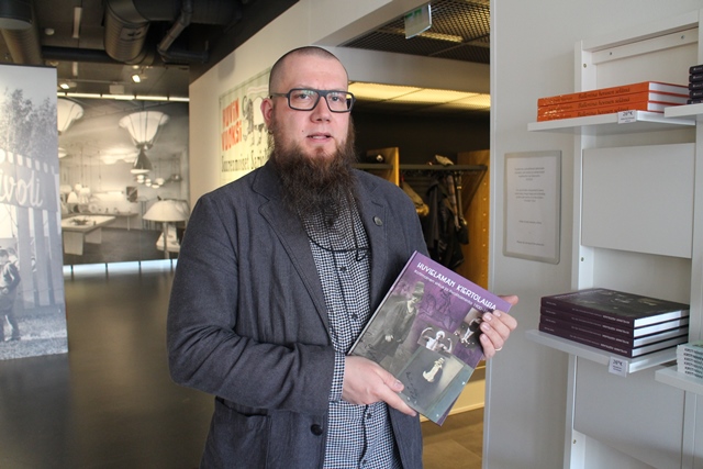 Näyttelyn yhteydessä julkaistiin Heikki Nevalan kirja, Huvielämän kiertolaisia, julk. Keravan museo ja Sirkuksen tiedotuskeskus. Kuvassa Tommi Uutela. Kuva: KivaaTekemistä.fi