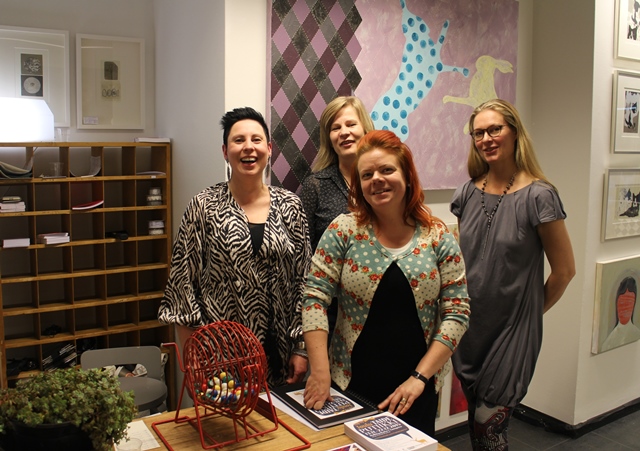 Pop Up TaideJouluPutiikin taiteilijoita: Tiina Huuhtinen-Siitonen (vas), Pälvi Hanni, Pia Feinik (edessä) ja Virve Lilja. Kuva: KivaaTekemistä.fi
