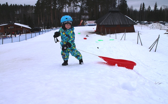Häkärinteiltä saa lainaksi pulkkia ja liukureita, jos oma on jäänyt kotiin. Pulkkamäen vieressä on kota, jossa voi paistaa makkaraa ja syödä omia eväitä. Kuva: KivaaTekemistä.fi