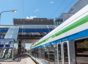 Tikkurilan uusi ja moderni rautatieasema. Tikkurila on yksi lentokentälle vievän kehäradan pysäkeistä. Kuva: Vantaan matkailu