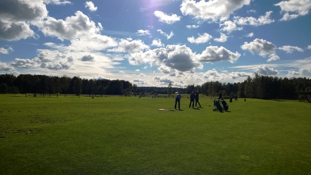 Golf Talman Par 3 -kentän harjoitusrangella meno vilkastui iltaa kohden. Kuva: KivaaTekemistä.fi