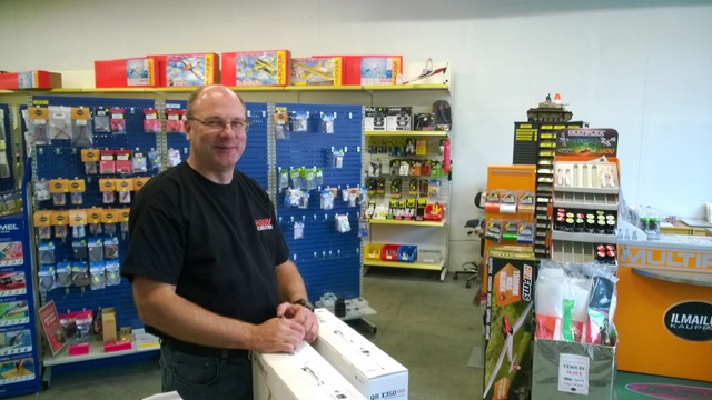 Hobby Centerin Harri Oksanen on iloinen uudesta naapuristaan. Harri suunnittelee valikoimansa laajentamista autoratoihin! Kuva: KivaaTekemistä.fi / LikeFinland.com