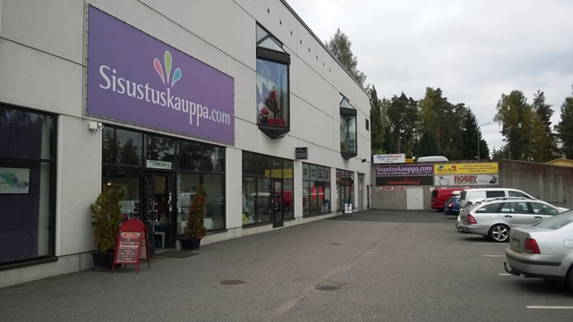 Tuusulan Sahankulman liikkeitä. Sisustuskauppa.com tarjoaa mm. Suomen laajimman Yankee Candle -tuoksukynttilävalikoiman. Taustalla Savustintukku, Hobby Center ja SportDivari. Kuva: KivaaTekemistä.fi / LikeFinland.com