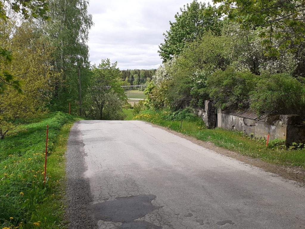 Kalkkiuunintie Sipoonkorven kansallispuiston kupeessa.
