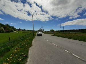 Sipoonkorpi Hop-On Hop-Off-bussi lähestyy pysäkkiä.